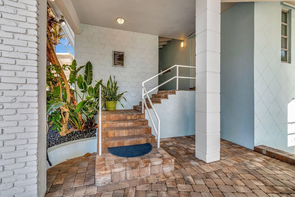 Image 9 of property listing at 2711 S Ocean 0020 Boulevard 2, Highland Beach, FL 33487