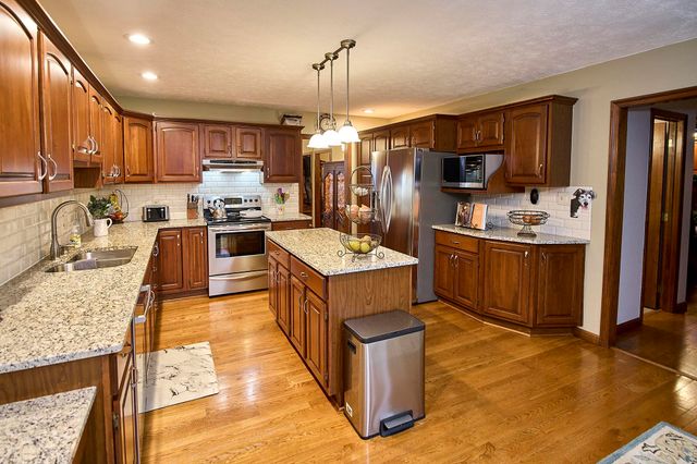 202 Pleasant View Drive, Hurricane, WV 25526