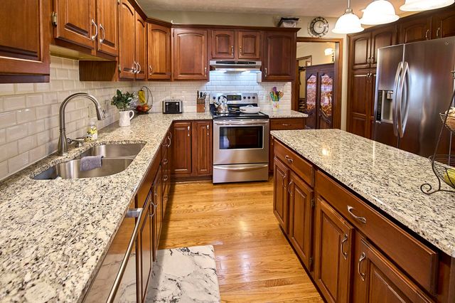 202 Pleasant View Drive, Hurricane, WV 25526