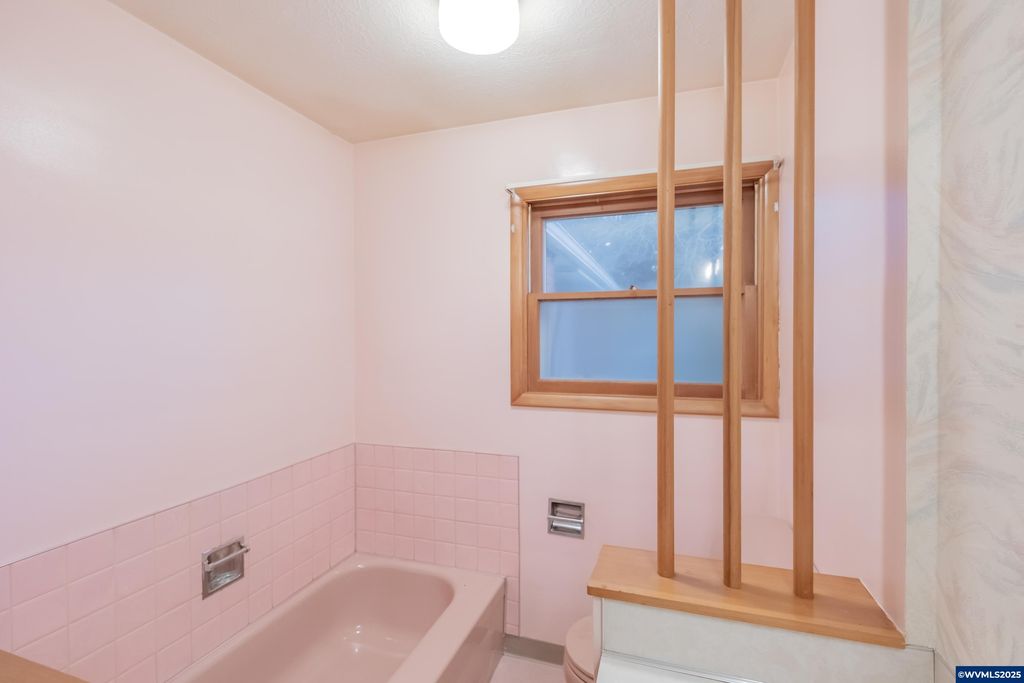 Image 15 of property listing at 468 Idylwood Dr, Salem, OR 97302