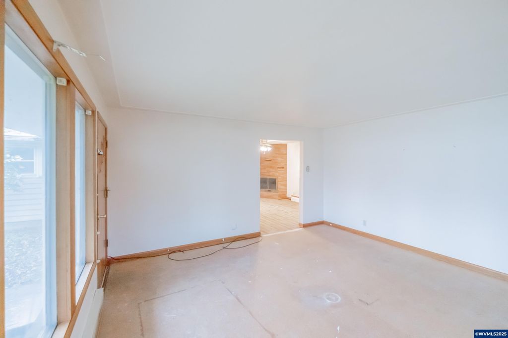 Image 2 of property listing at 468 Idylwood Dr, Salem, OR 97302