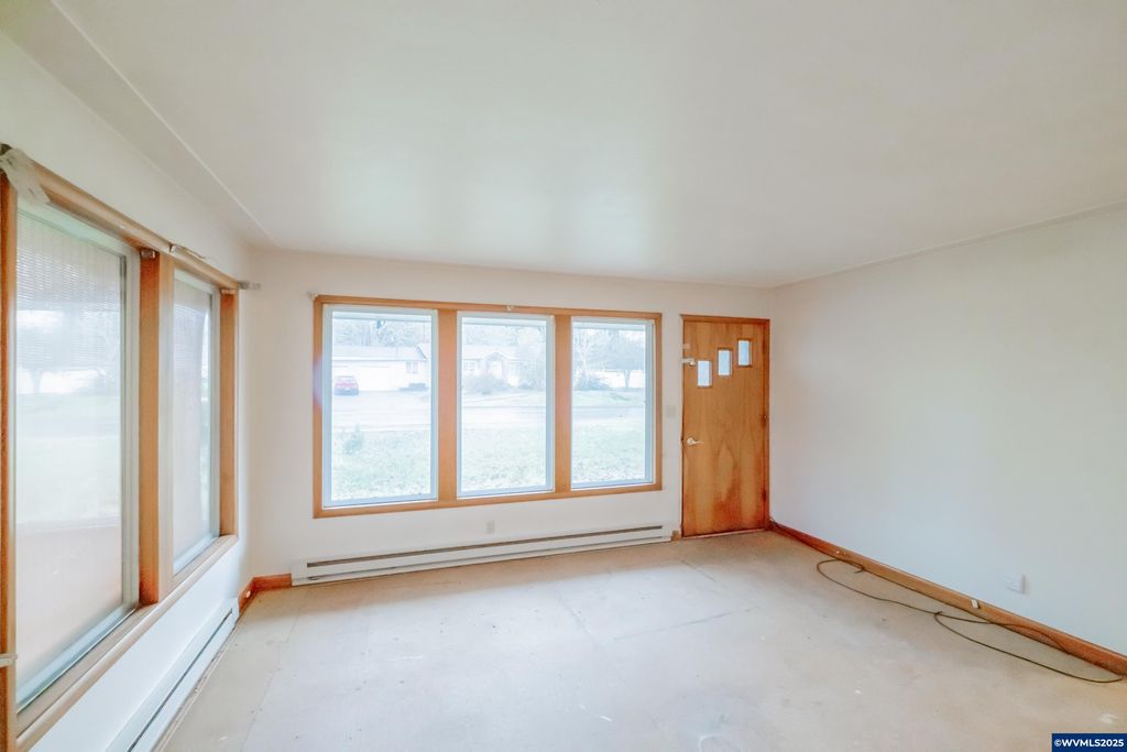 Image 4 of property listing at 468 Idylwood Dr, Salem, OR 97302