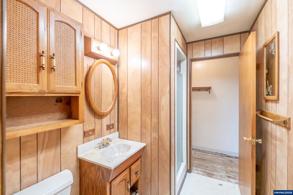 Image 8 of property listing at 468 Idylwood Dr, Salem, OR 97302