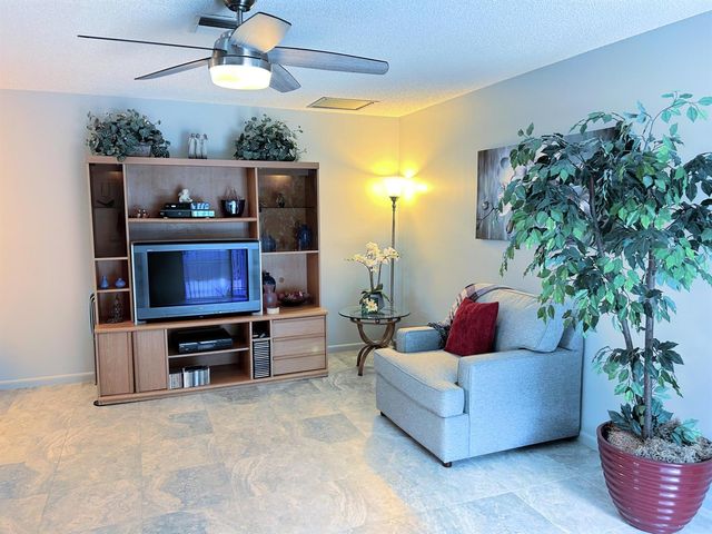 9 CROSSINGS Circle D, Boynton Beach, FL 33435