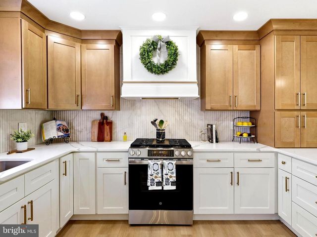 10 WINDY DR, Blackwood, NJ 08012