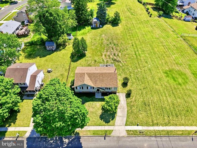 10 WINDY DR, Blackwood, NJ 08012