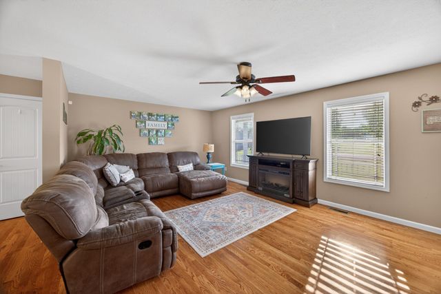 7836 Platinum Cir, Baxter, TN 38544