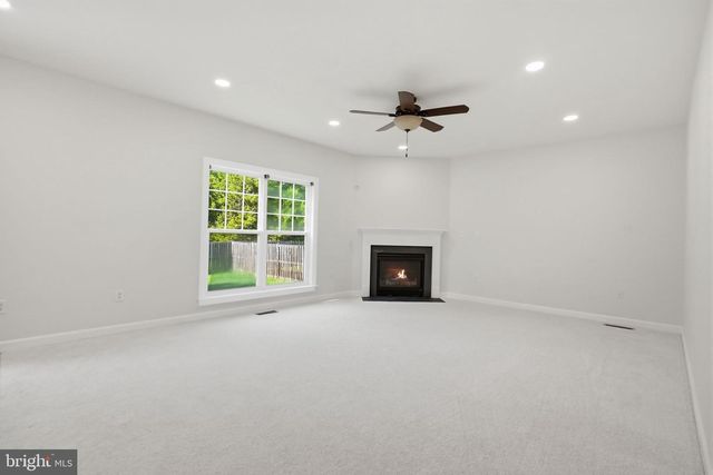 18506 QUANTICO GATEWAY DR, Triangle, VA 22172