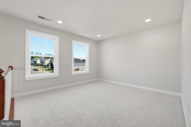 18506 QUANTICO GATEWAY DR, Triangle, VA 22172
