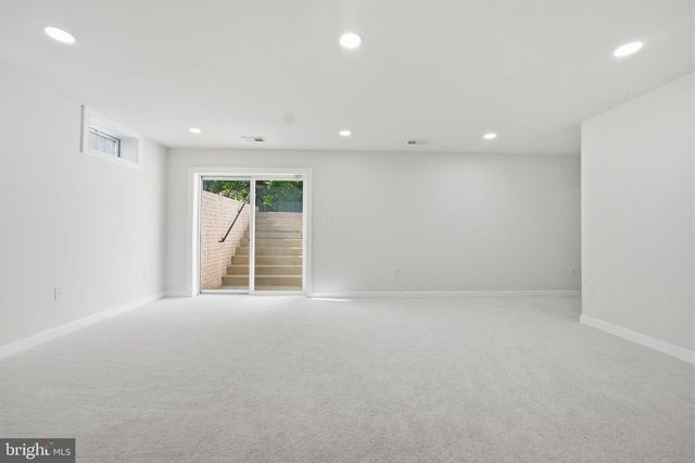 18506 QUANTICO GATEWAY DR, Triangle, VA 22172