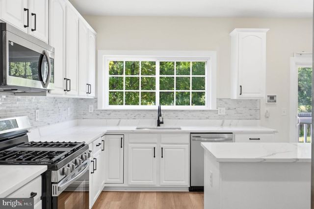 18506 QUANTICO GATEWAY DR, Triangle, VA 22172