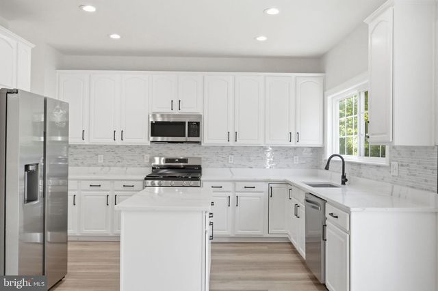 18506 QUANTICO GATEWAY DR, Triangle, VA 22172