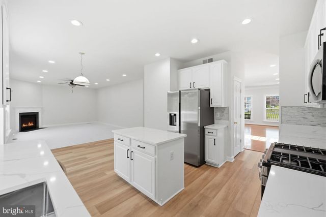 18506 QUANTICO GATEWAY DR, Triangle, VA 22172