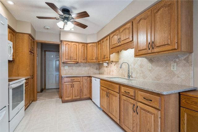 385 W 34th Avenue, Marion, IA 52302