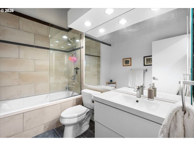 1011 Nw GLISAN St, Portland, OR 97209