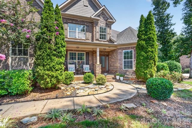 725 Fawns Glen Place, Lake Wylie, SC 29710