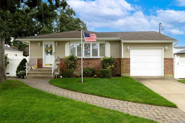 132 Yoakum Avenue, Farmingdale, NY 11735