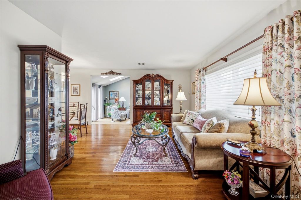 132 Yoakum Avenue, Farmingdale, NY 11735 — photo 4