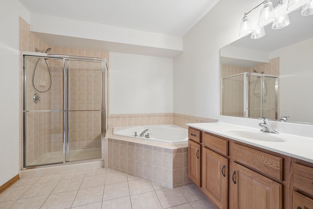 Image 12 of property listing at 14100 Sheffield Drive 403, Homer Glen, IL 60491