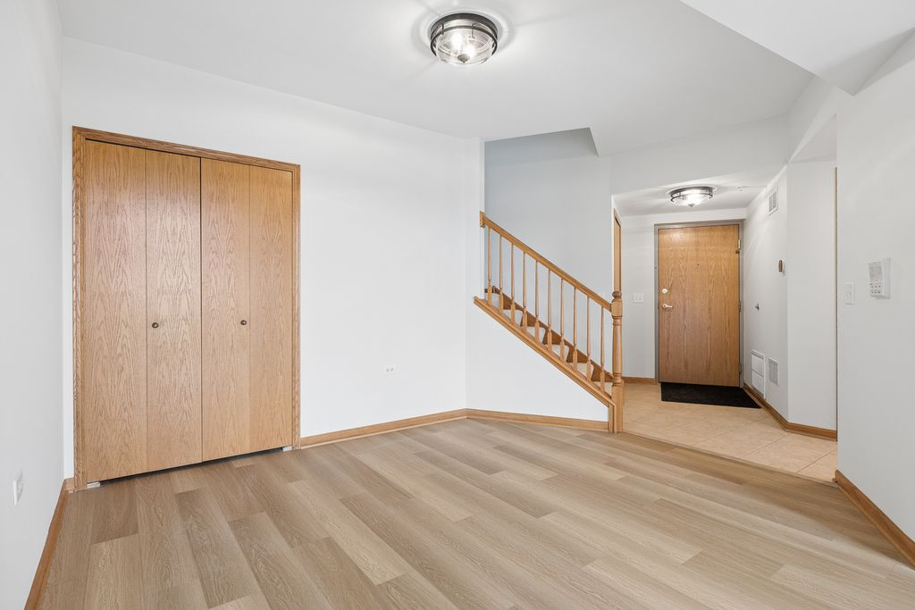 Image 3 of property listing at 14100 Sheffield Drive 403, Homer Glen, IL 60491