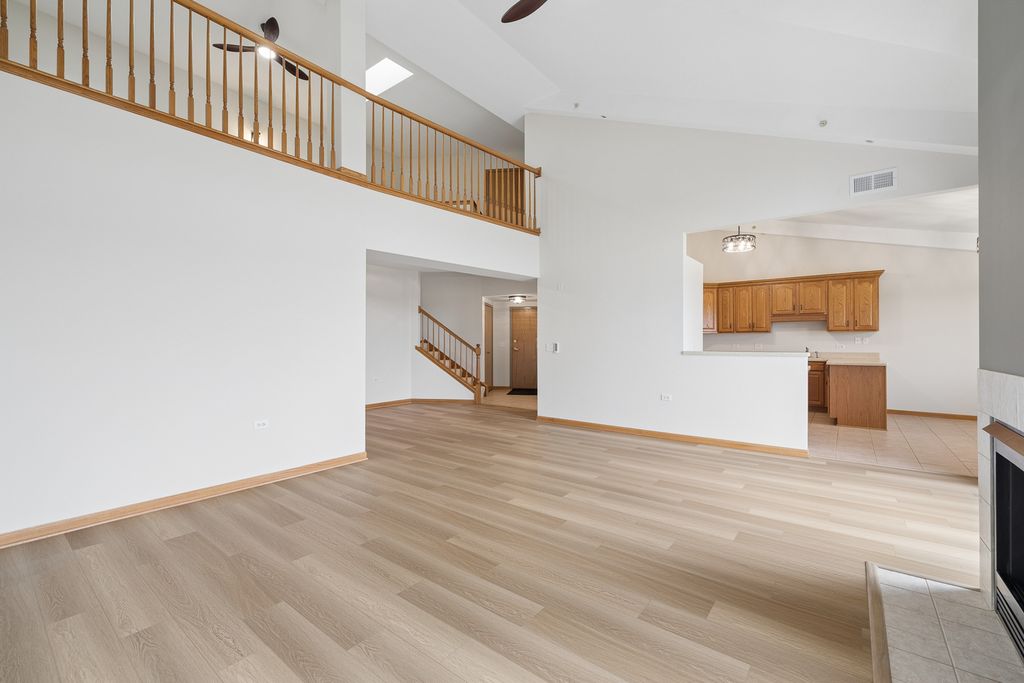 Image 4 of property listing at 14100 Sheffield Drive 403, Homer Glen, IL 60491