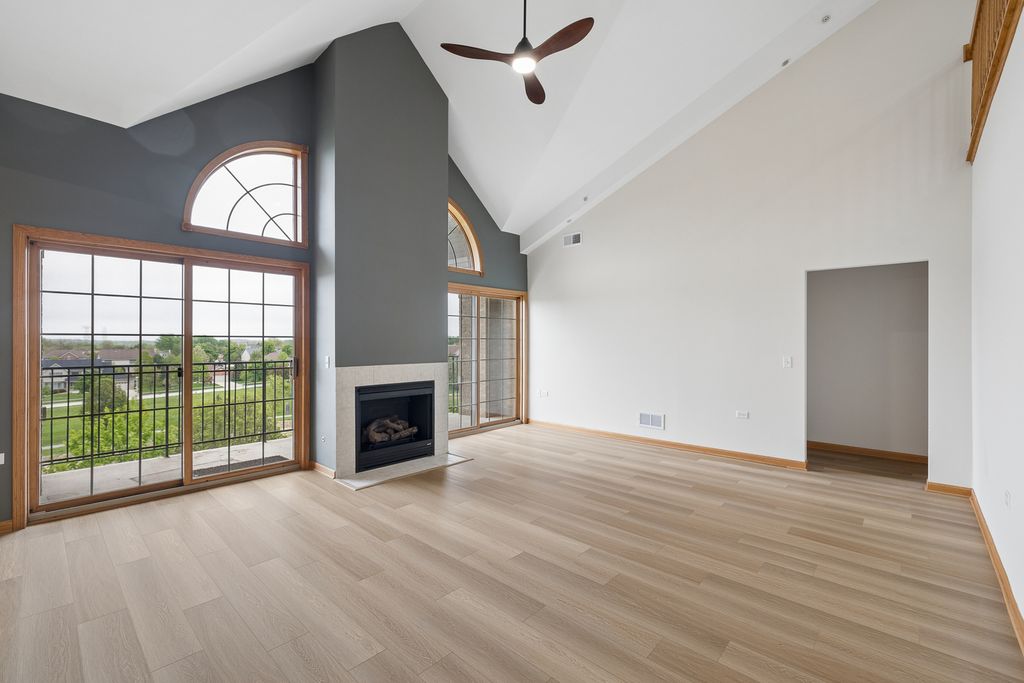 Image 5 of property listing at 14100 Sheffield Drive 403, Homer Glen, IL 60491
