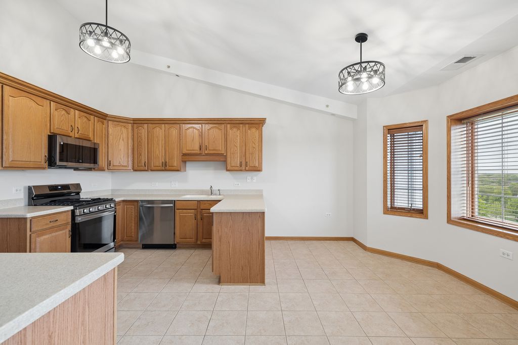Image 7 of property listing at 14100 Sheffield Drive 403, Homer Glen, IL 60491