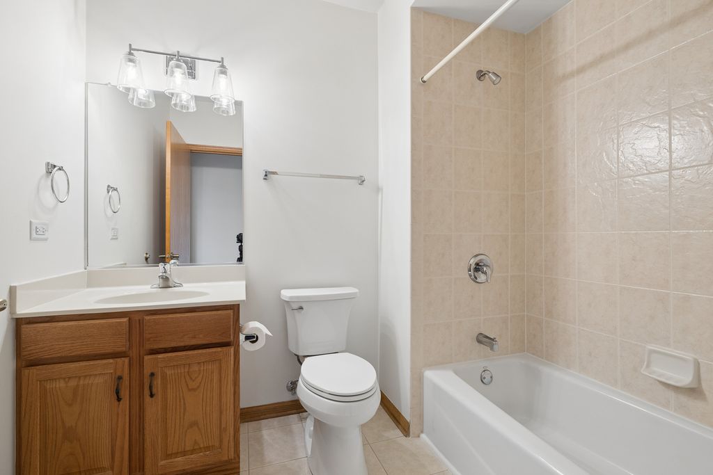 Image 10 of property listing at 14100 Sheffield Drive 403, Homer Glen, IL 60491