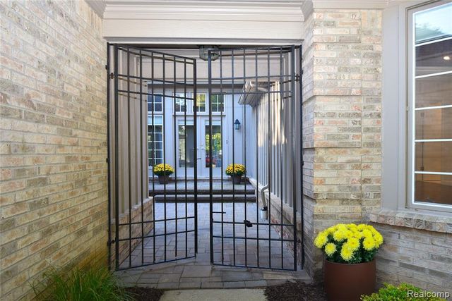 32175 Spruce Lane, Beverly Hills, MI 48025