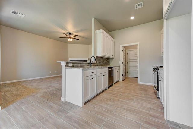 1935 W Flintlock Way, Mustang, OK 73064