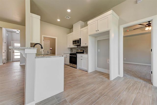 1935 W Flintlock Way, Mustang, OK 73064