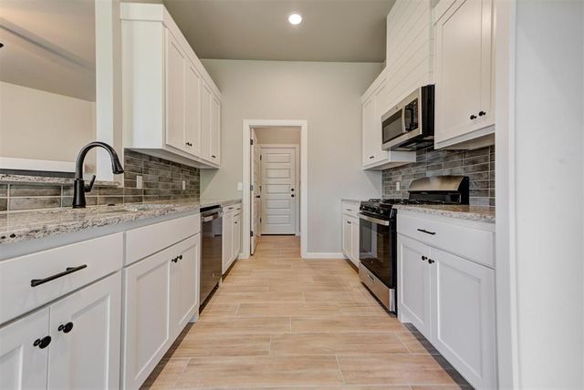 1935 W Flintlock Way, Mustang, OK 73064