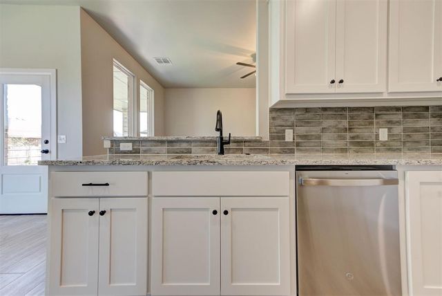 1935 W Flintlock Way, Mustang, OK 73064