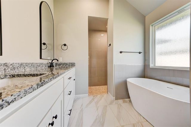 1935 W Flintlock Way, Mustang, OK 73064