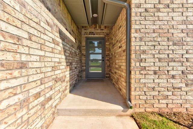 1935 W Flintlock Way, Mustang, OK 73064