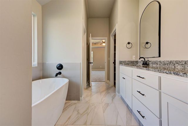 1935 W Flintlock Way, Mustang, OK 73064