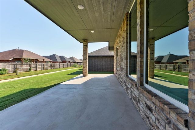 1935 W Flintlock Way, Mustang, OK 73064