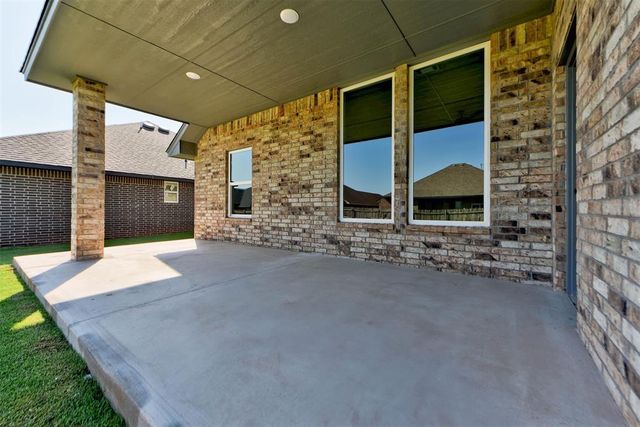1935 W Flintlock Way, Mustang, OK 73064