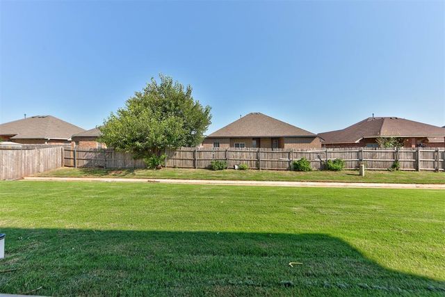 1935 W Flintlock Way, Mustang, OK 73064