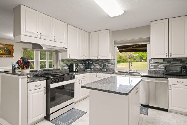 935 Shalimar Point Drive, Shalimar, FL 32579