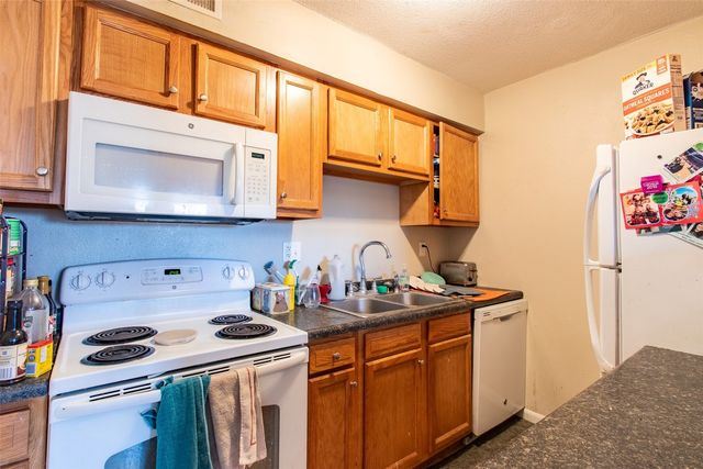 1206 21st Ave Place, Coralville, IA 52241