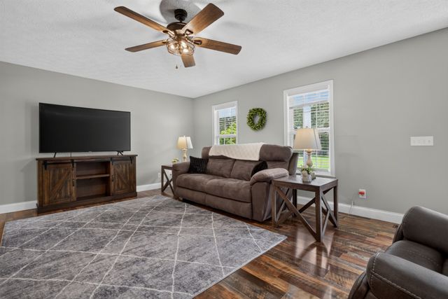 258 Oak Place Dr, Smithville, TN 37166