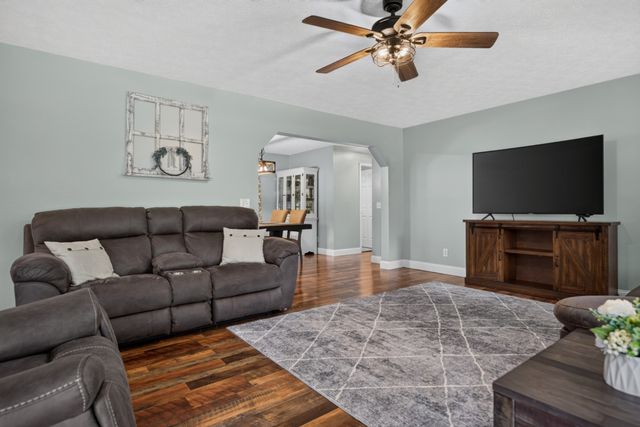 258 Oak Place Dr, Smithville, TN 37166