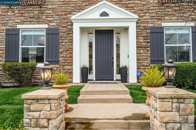 400 Marsanne Ct, Danville, CA 94506