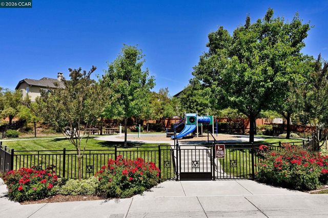 400 Marsanne Ct, Danville, CA 94506