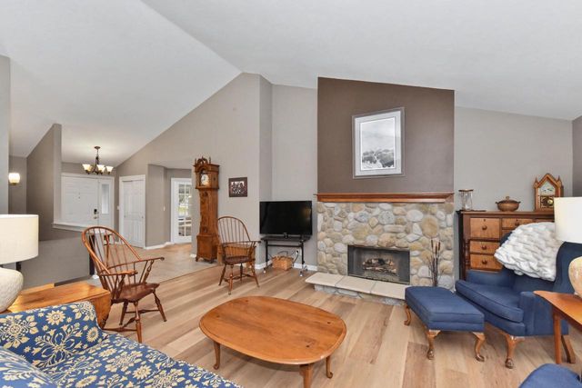 312 Manchester DRIVE, Waukesha, WI 53188