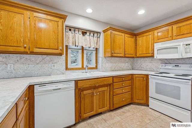 3902 N 157th Street, Omaha, NE 68116