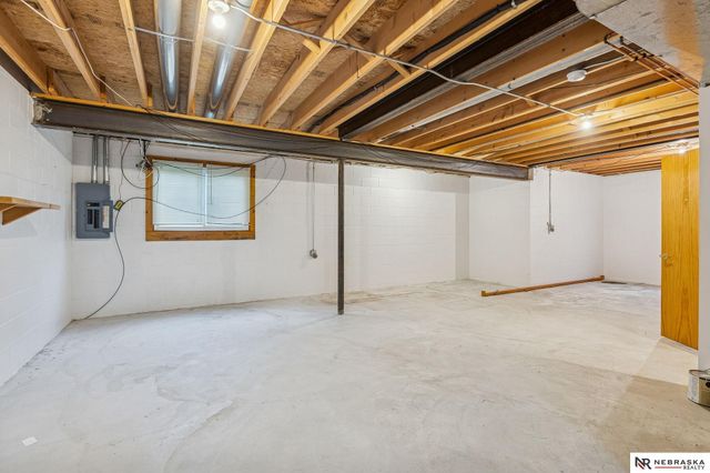 3902 N 157th Street, Omaha, NE 68116