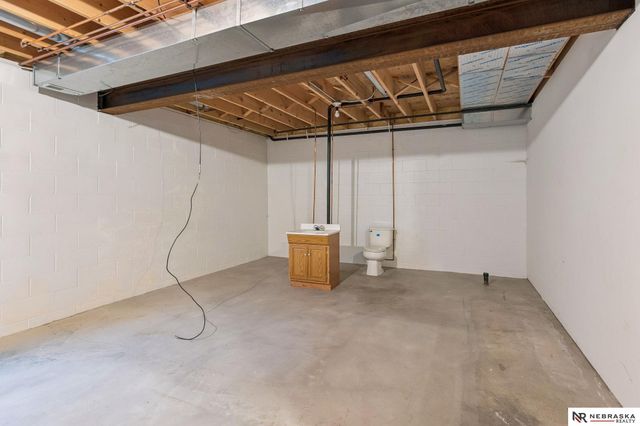 3902 N 157th Street, Omaha, NE 68116