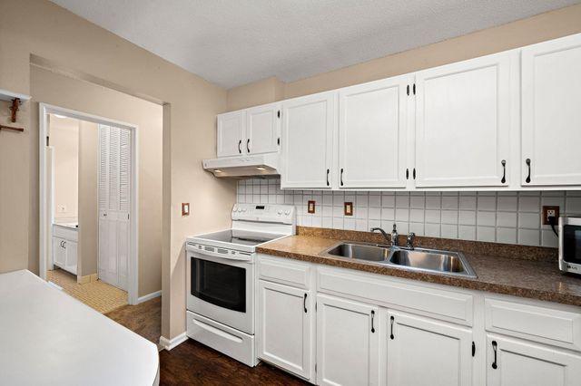 10301 Cedar Lake Road 201, Hopkins, MN 55305